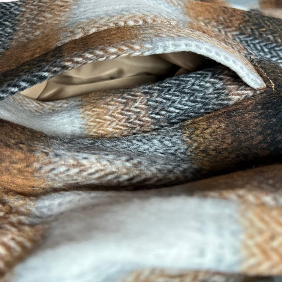 NWT Member's Mark Brown Plaid Ladies Shacket - Picture 4 of 11